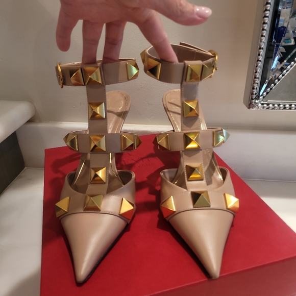 Valentino Garavani NUDE Roman Stud Gold Studded Heels 40